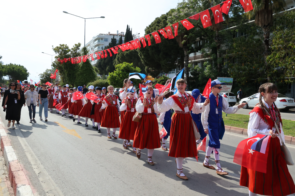 Antalya sokakları dünya çocuklarını ağırladı