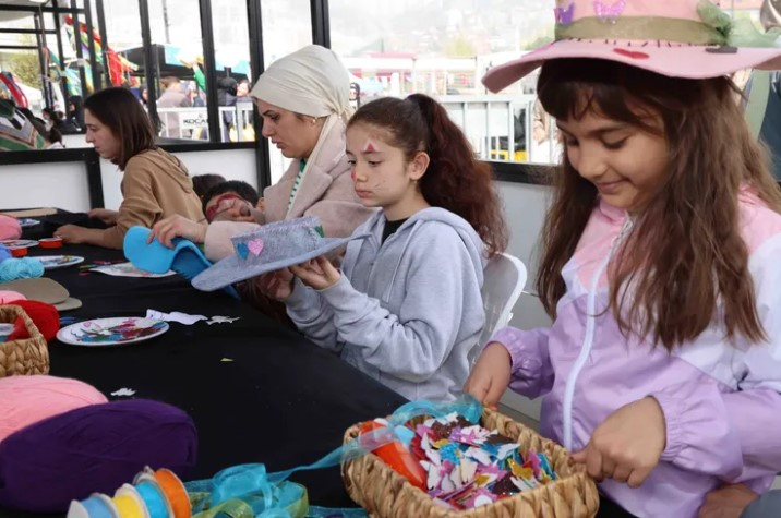 KO-MEK’te 23 Nisan Neşesi Renkli Şapkalarla Taçlandı