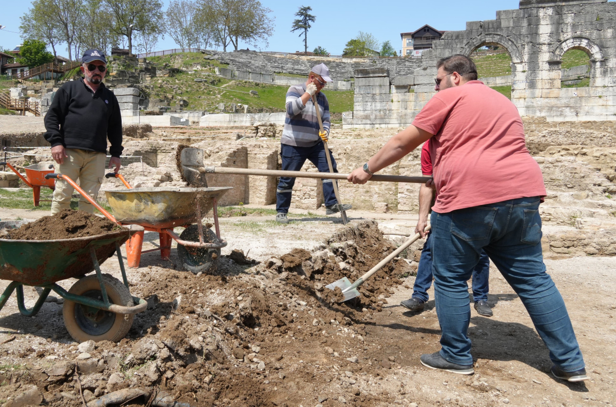 Konuralp Antik Tiyatrosu’nda kazı çalışmaları devam ediyor