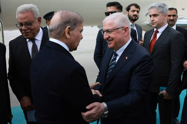 Bakan Güler, Pakistan Başbakanı Şerif’i Esenboğa Havalimanı’nda karşıladı