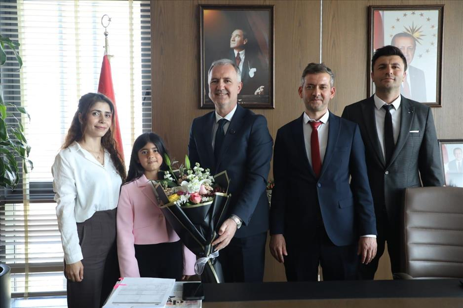 Başkan Taban, başkanlık makamını 4. sınıf öğrencisi Aynur Fırathan’a devretti