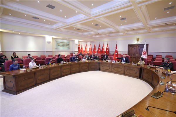 Bakan Güler, şehit ve gazilerin çocuklarıyla buluştu