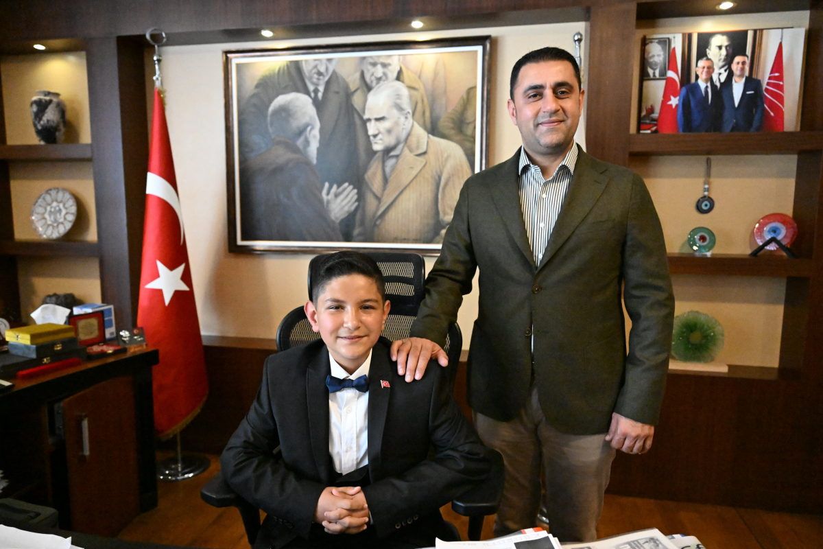 Çukurova Belediye Başkanı Kozay, makamını çocuklara bıraktı