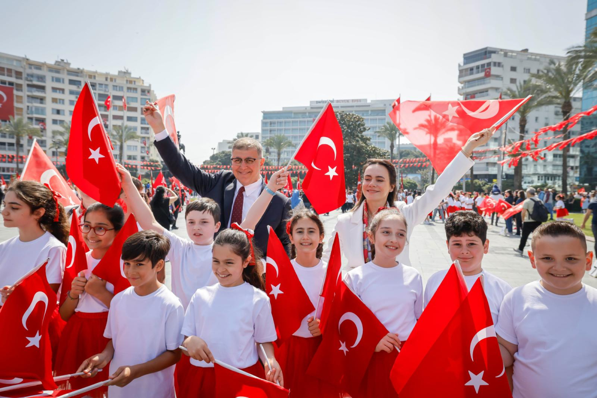 İzmir'de 23 Nisan resmi törenle kutlandı