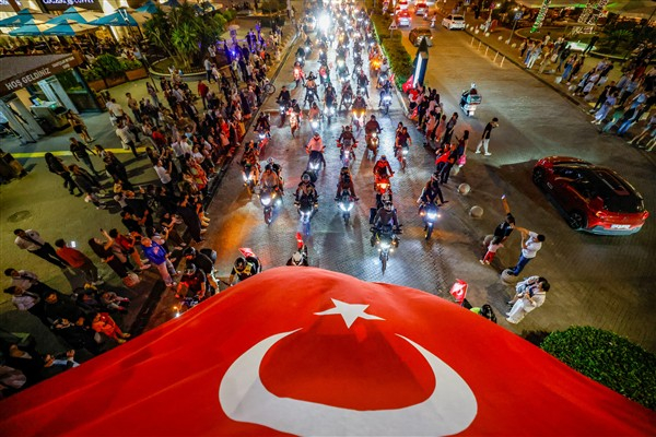 Yenişehir Belediyesi araçlı kortejle 23 Nisan coşkusunu kente yaydı