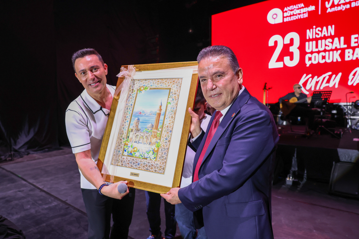 Antalya'da düzenlenen 23 Nisan etkinlikleri kapsamında Mustafa Sandal konser verdi