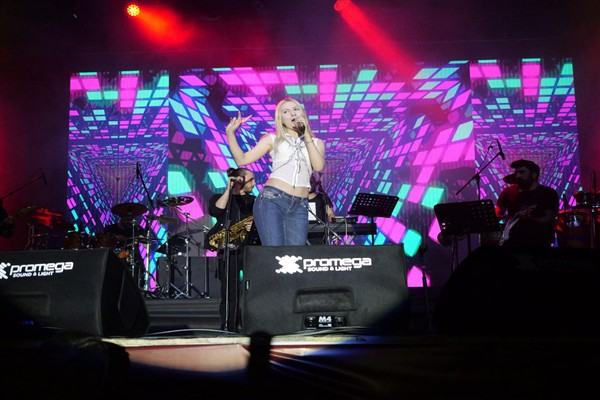 Etimesgut'ta 23 Nisan etkinlikleri kapsamında Aleyna Tilki sahne aldı