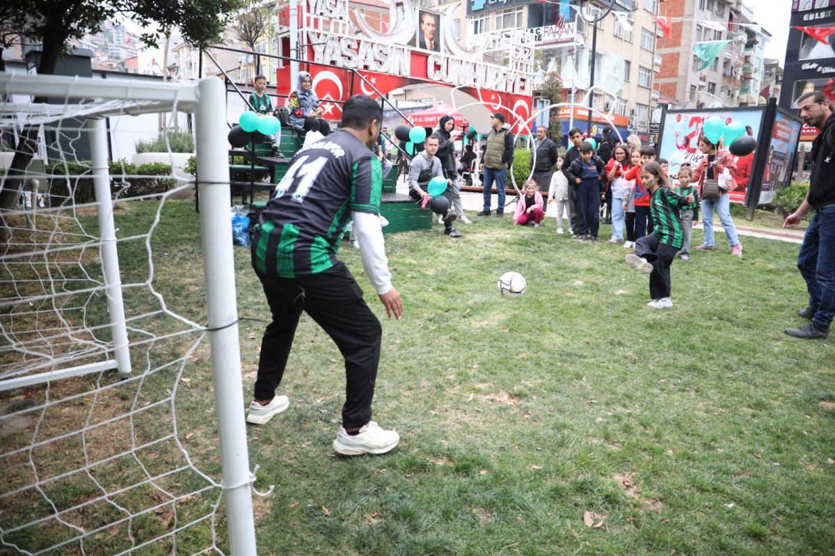 Kocaelispor’un 59. kuruluş yıl dönümü ve Dünya İzmitliler Günü Belsa Meydanı'nda kutlandı