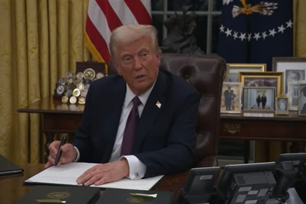 Düzinelerce eyalet, yeni tarifeleri engellemek için Trump'a dava açtı