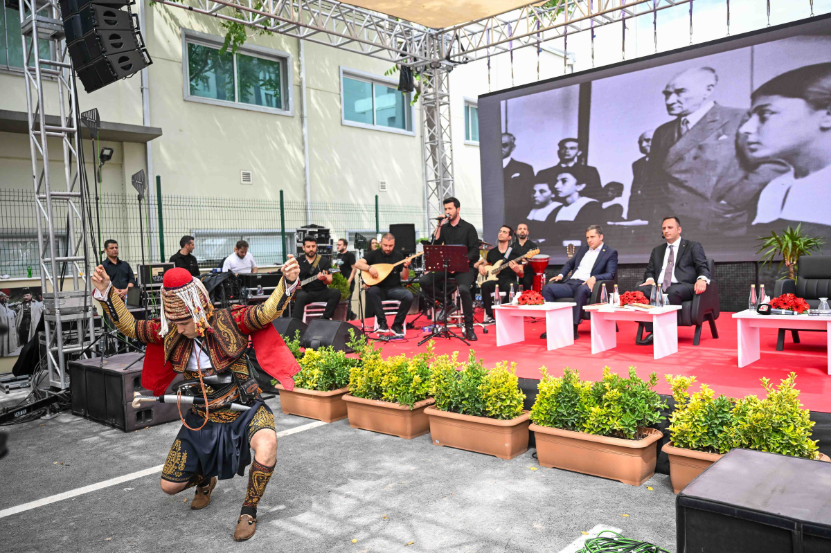 Abide-i Hürriyet Meydanı düzenlenen törenle açıldı