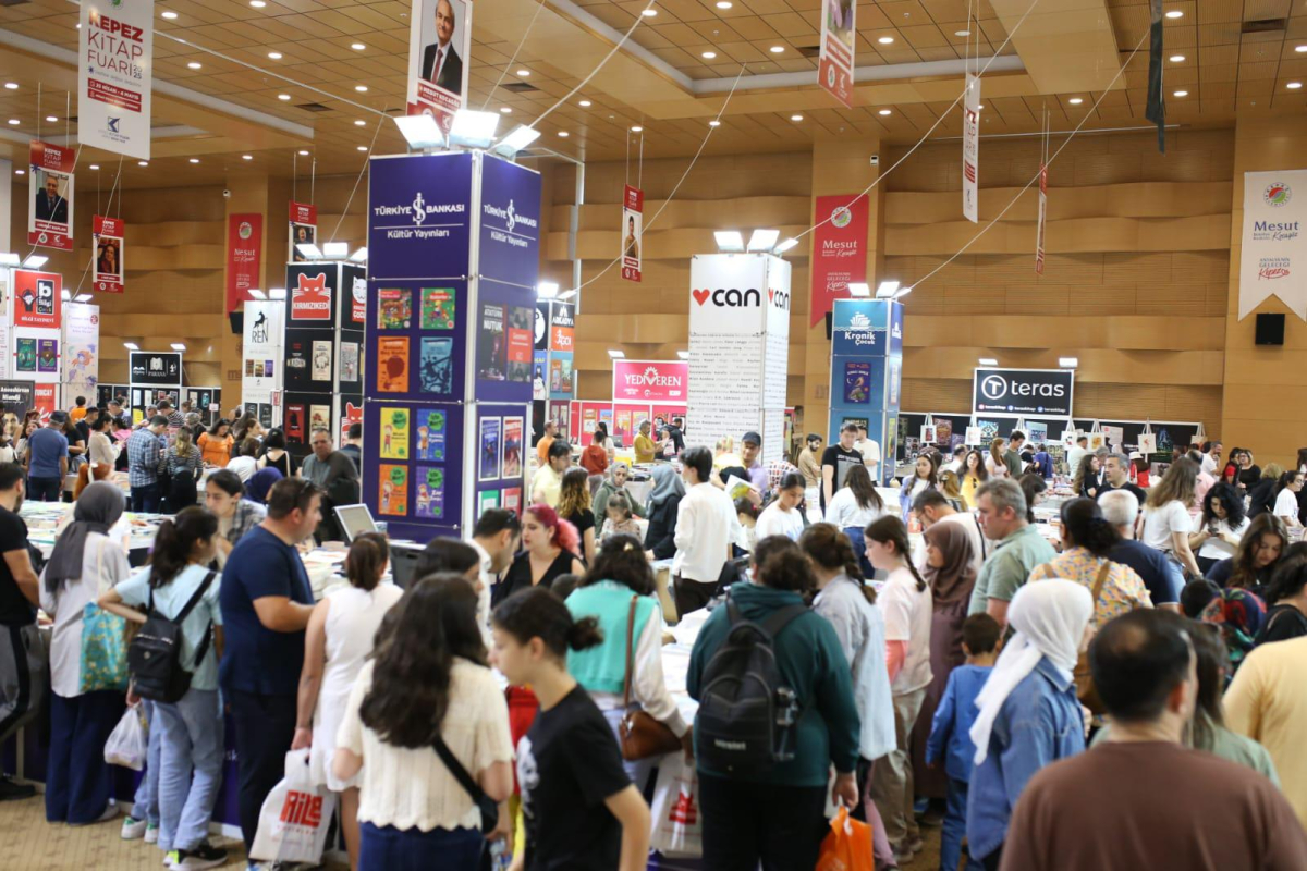 Kepez Kitap Fuarı’nın üçüncü gününde kitapseverler ilgi gösterdi