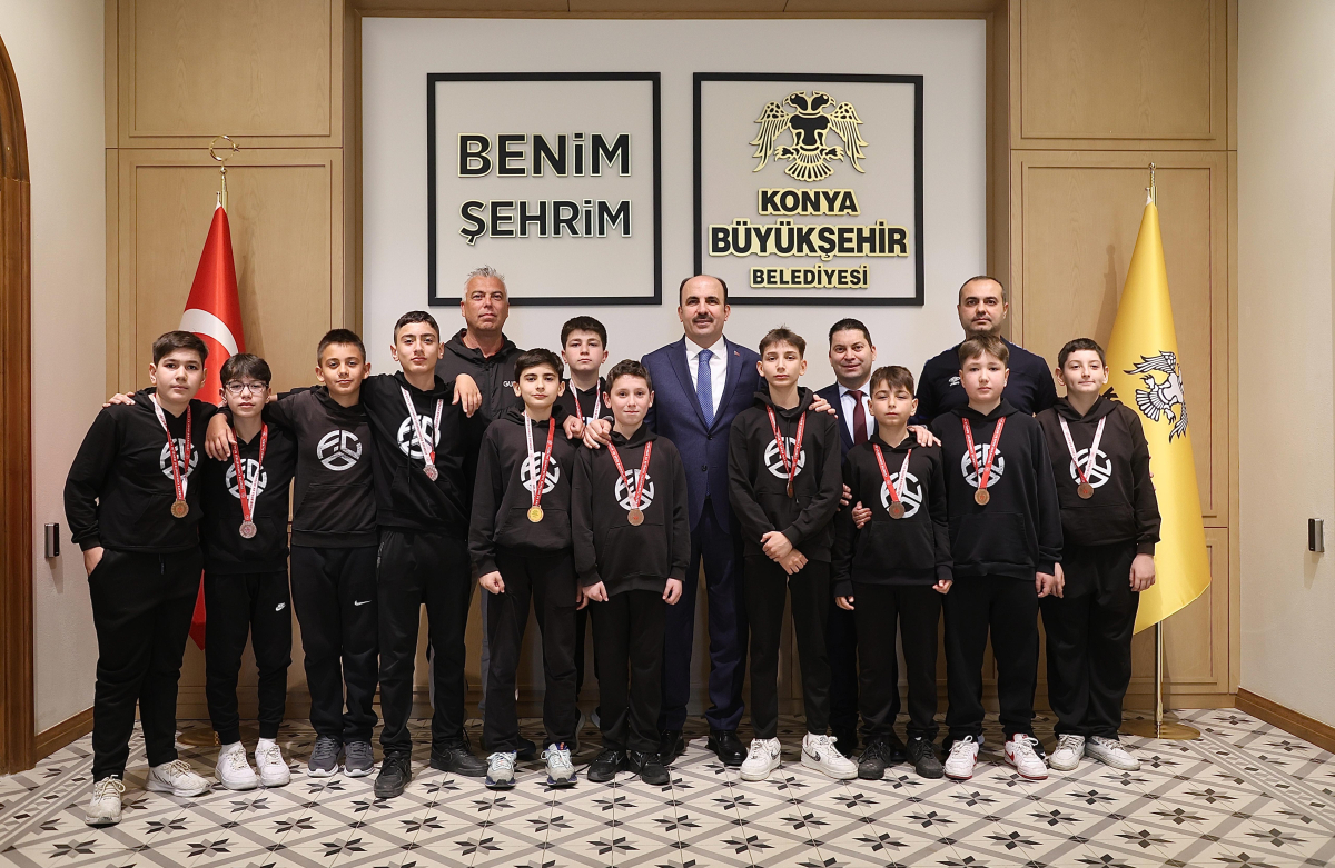 Başkan Altay, okullar arası voleybol şampiyonalarında dereceye giren öğrencileri kutladı