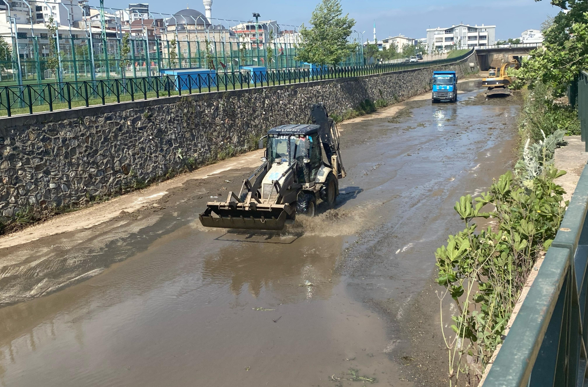 Bursa Büyükşehir Belediyesi'nden Mandıras Deresi’nde yaz temizliği