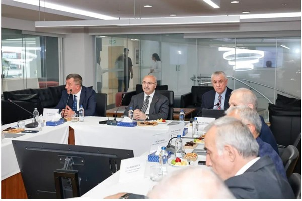 Adana Valisi Köşger, Olağan İl İstihdam ve Mesleki Eğitim Kurulu Toplantısı'na katıldı