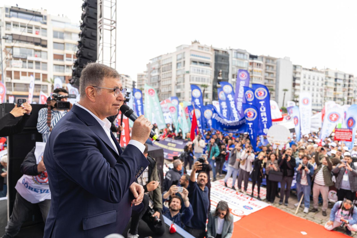 İzmir Büyükşehir Belediye Başkanı Tugay, 1 Mayıs dolayısıyla düzenlenen programa katıldı