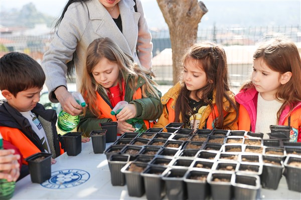 Buca’da çocuklara tarım eğitimi verildi