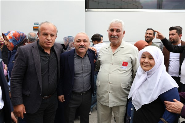 Başkan Esen umre yolcularını uğurladı