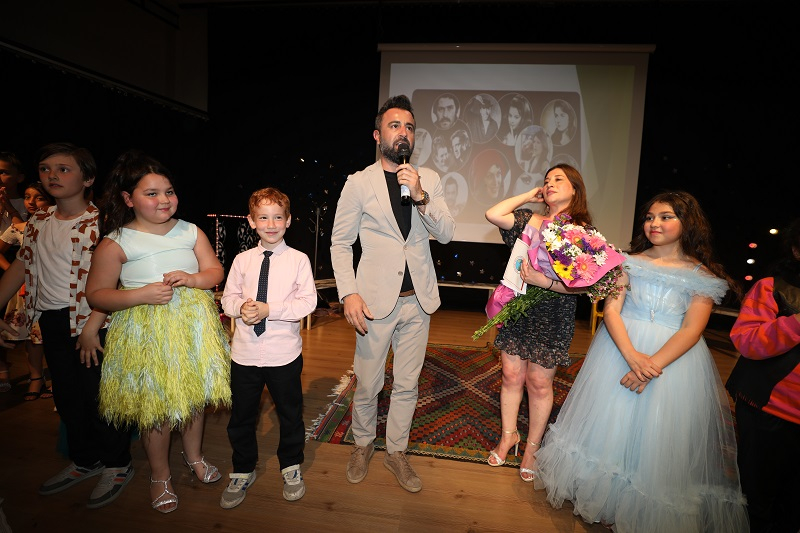 Menderes'te ‘Bir Zamanlar “Ünlü”ydüm müzikal tiyatrosunun prömiyeri sahnelendi