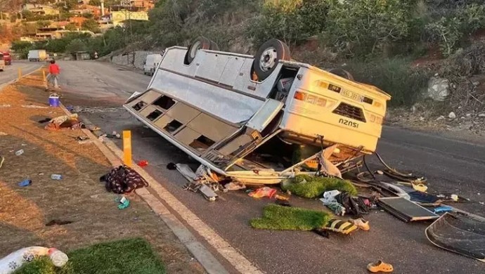 Tarım işçilerini taşıyan minibüs devrildi: 24 yaralı