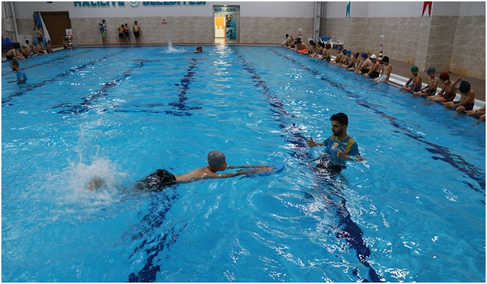 Haliliye Belediyesi’nden Çocuklara Yaz Tatilinde Ücretsiz Yüzme Eğitimi