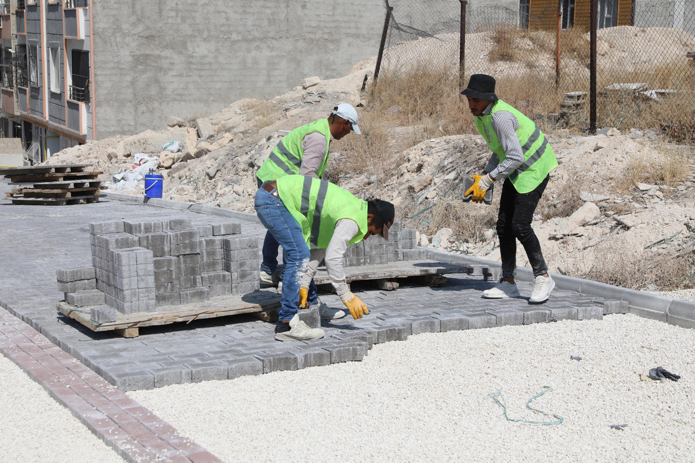 Haliliye’de Parke Döşeme Seferberliği Devam Ediyor