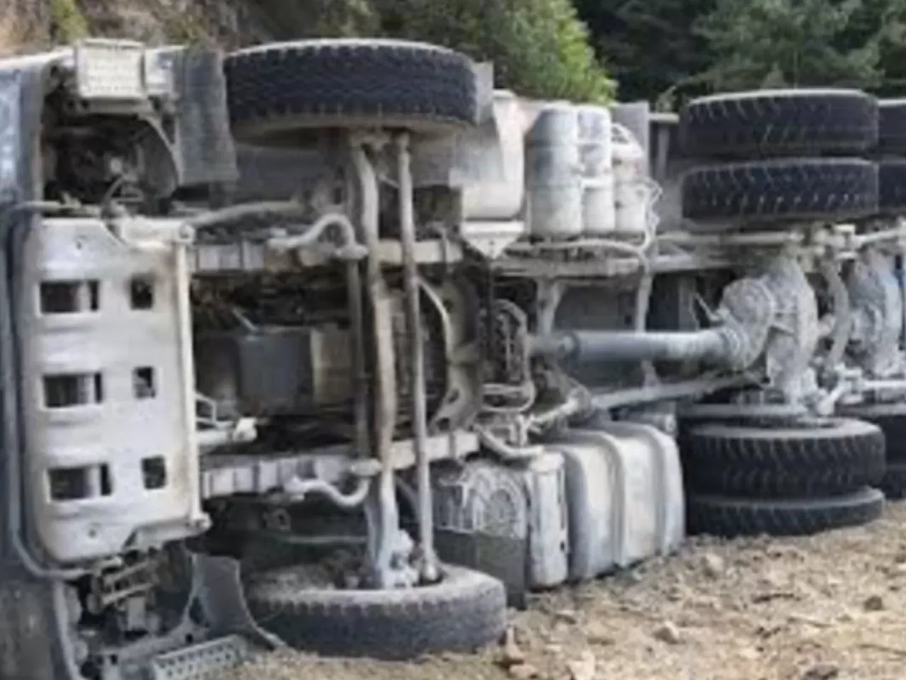 Bozova'da Kum Kamyonu Devrildi: 2 Kişi Yaralandı