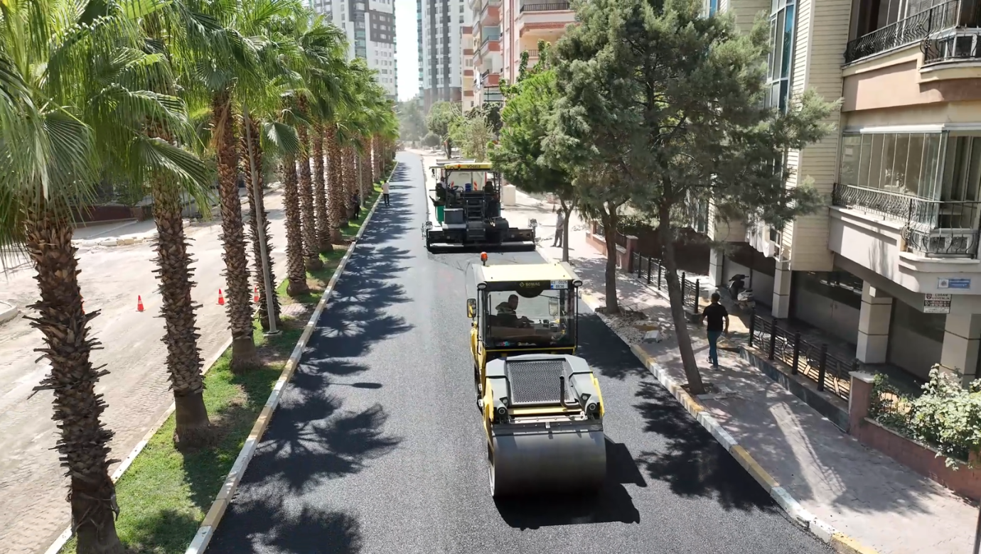  Karaköprü’de Deforme Olan Yollar Sıcak Asfaltla Yenileniyor-(VİDEO)