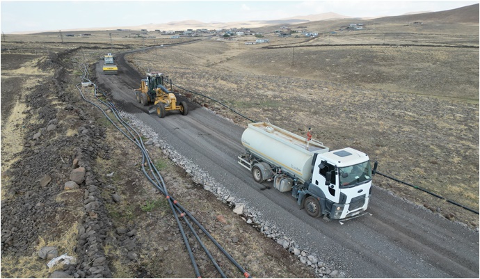 Siverek’te Kırsal Yollar Betonla Güçleniyor