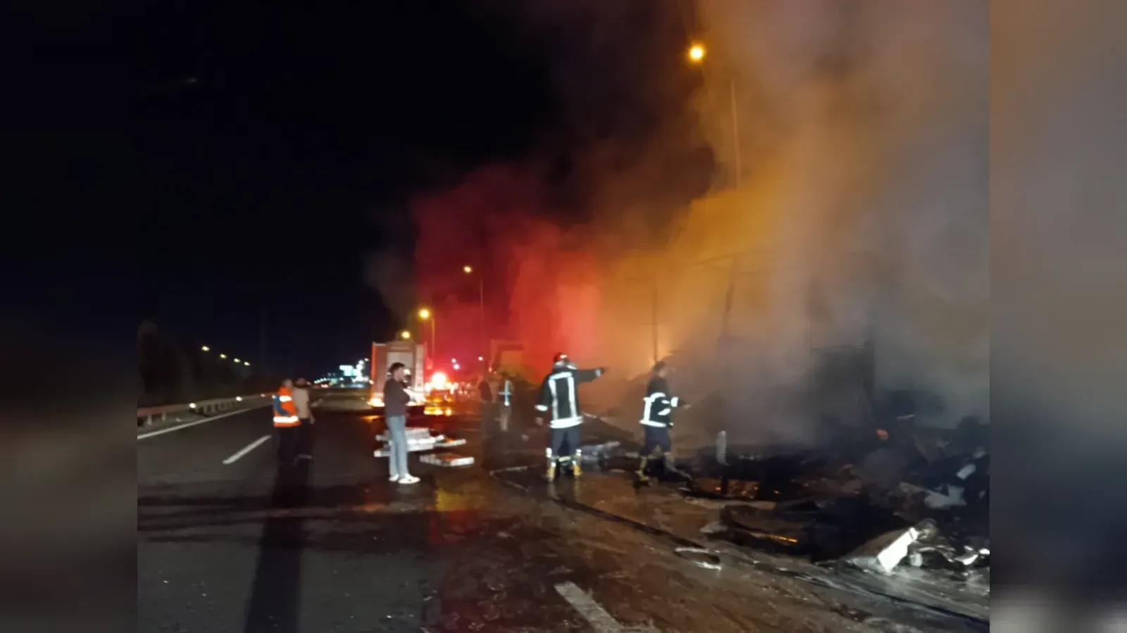 Otoyolda Korkutan Tır Yangını