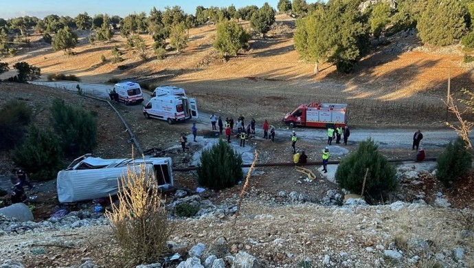 Tarım işçilerini taşıyan minibüs devrildi: 5 ölü