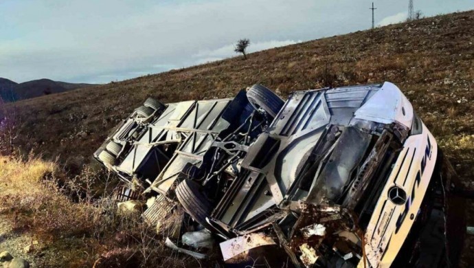 Yolcu otobüsü devrildi: 2 ölü, 21 yaralı