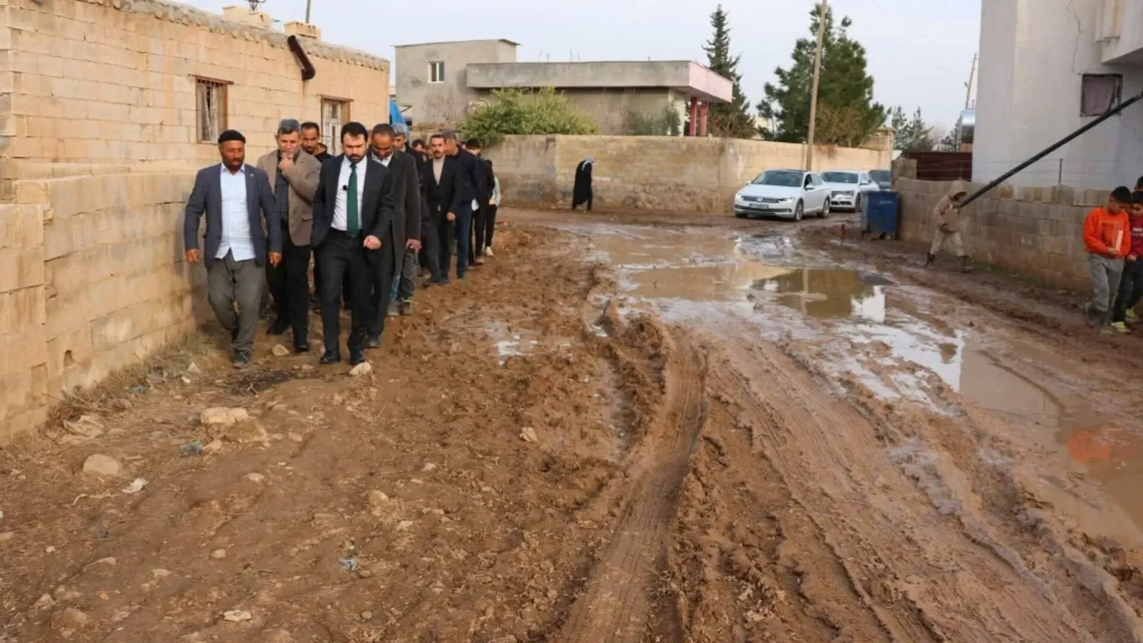 “Her Sokağı İhya Ediyoruz” Dedi, Şewato’da Çamura Saplandı
