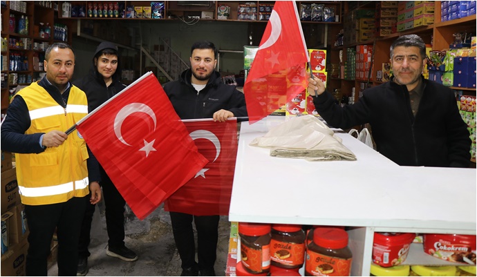 Haliliye Belediyesi’nden Anlamlı Bayrak Dağıtımı-(VİDEO)
