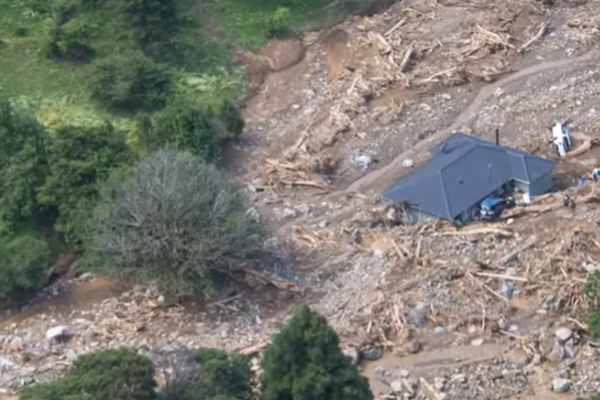 Endonezya'da heyelanda 8 ölü, 82 kayıp