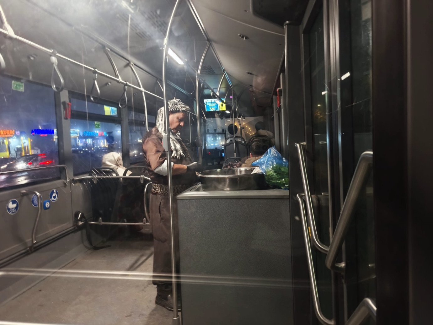 Şanlıurfa’da Şehir İçi Otobüste Çiğköfte Sürprizi