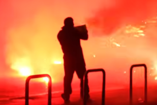 İtalya'da Kış Olimpiyatları mekanı yakınlarında protestocular polise havai fişek attı