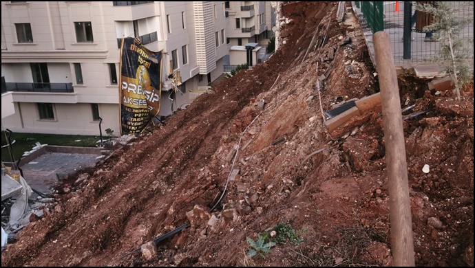 Karaköprü Kaymakamlığı’nda İstinat Duvarı Çöktü