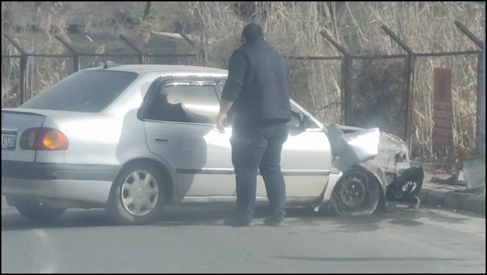 Şanlıurfa’da Virajı Alamayan Araç Direğe Çarptı