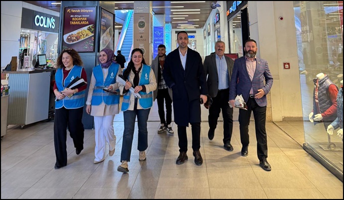  Şanlıurfa’da 8 Mart’ta Kadınlara Karanfil Dağıtıldı