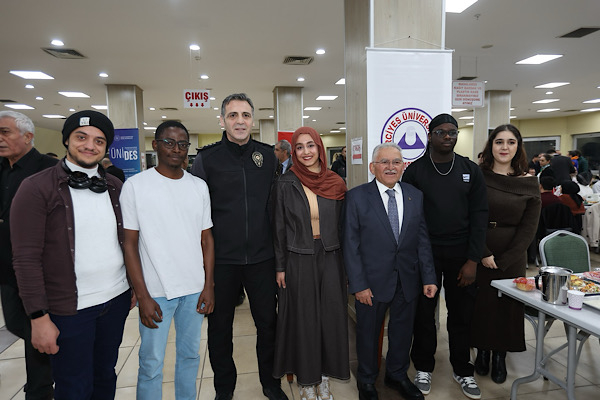 Başkan Büyükkılıç, iftar sofrasında öğrenciler ve siyasi temsilcilerle buluştu