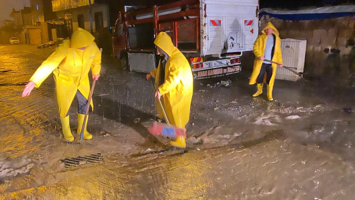 Viranşehir’de Sağanak Alarmı: Eş Başkan Serhat Dicle İnan Çalışmaları Yerinde Takip Ediyor