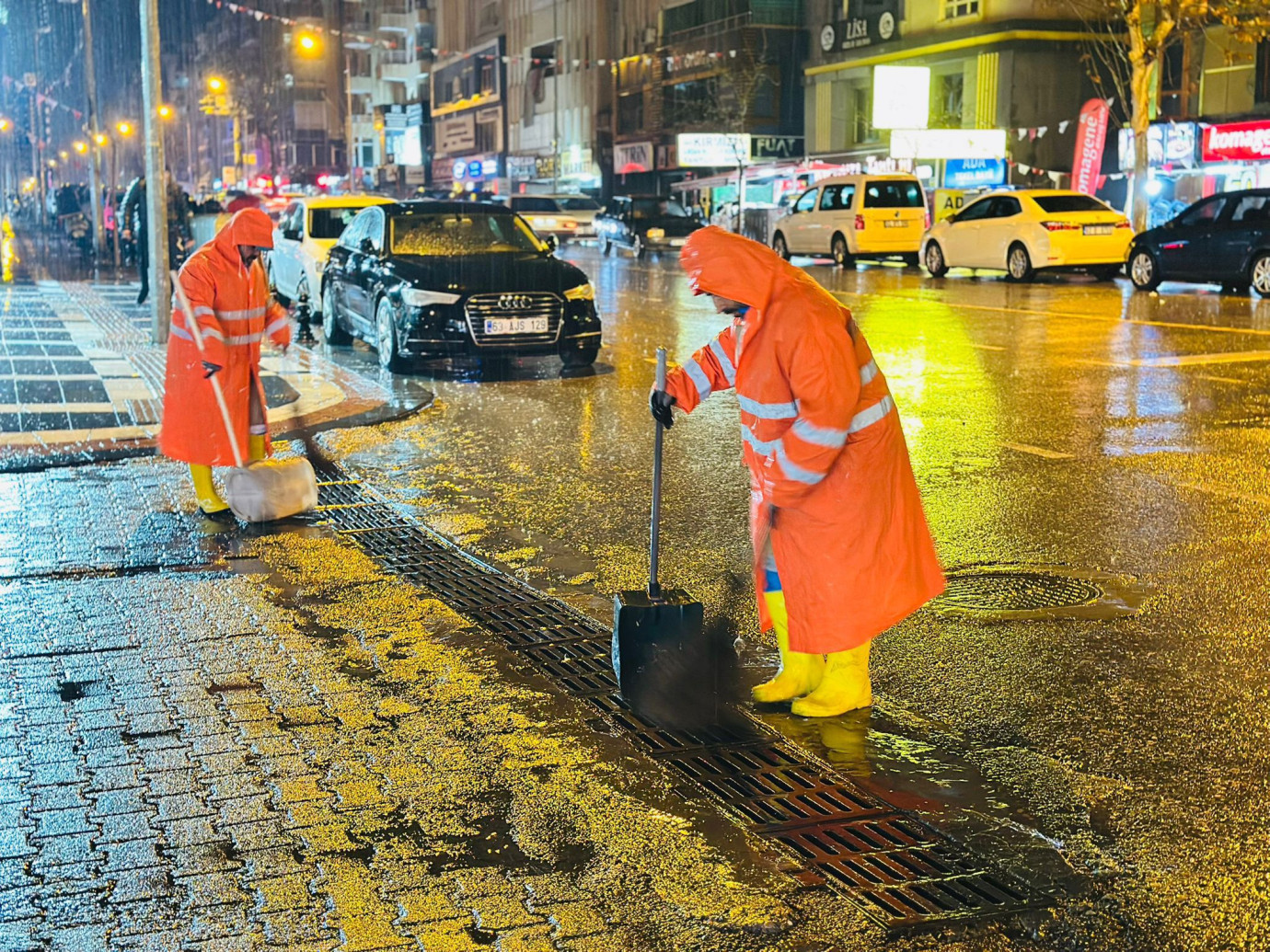 HALİLİYE’DE SAĞANAK YAĞIŞA KARŞI YOĞUN MESAİ: EKİPLER SAHADA