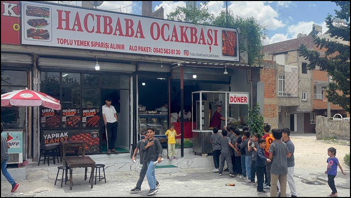 Hacıbaba Ocakbaşı’ndan Cuma Sonrası Anlamlı İkram-(VİDEO)