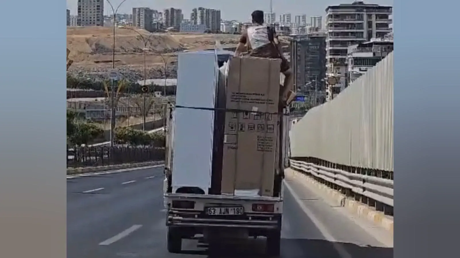 Şanlıurfa'da Pikap Üzerinde Tehlikeli Yolculuk Kamerada