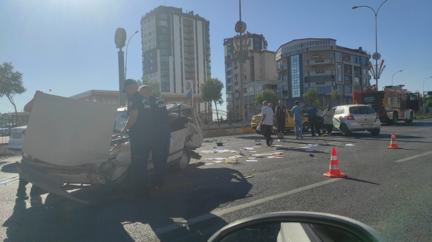 Karaköprü'de Zincirleme Trafik Kazası: 4 Araç Birbirine Girdi