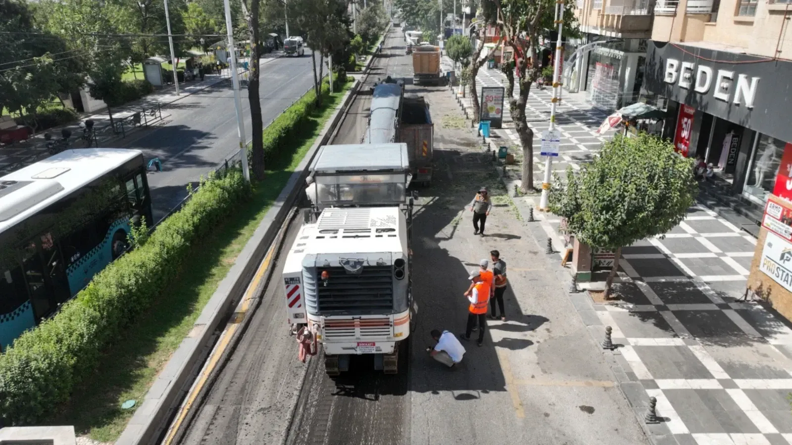 ATATÜRK BULVARI SICAK ASFALTLA YENİLENİYOR 