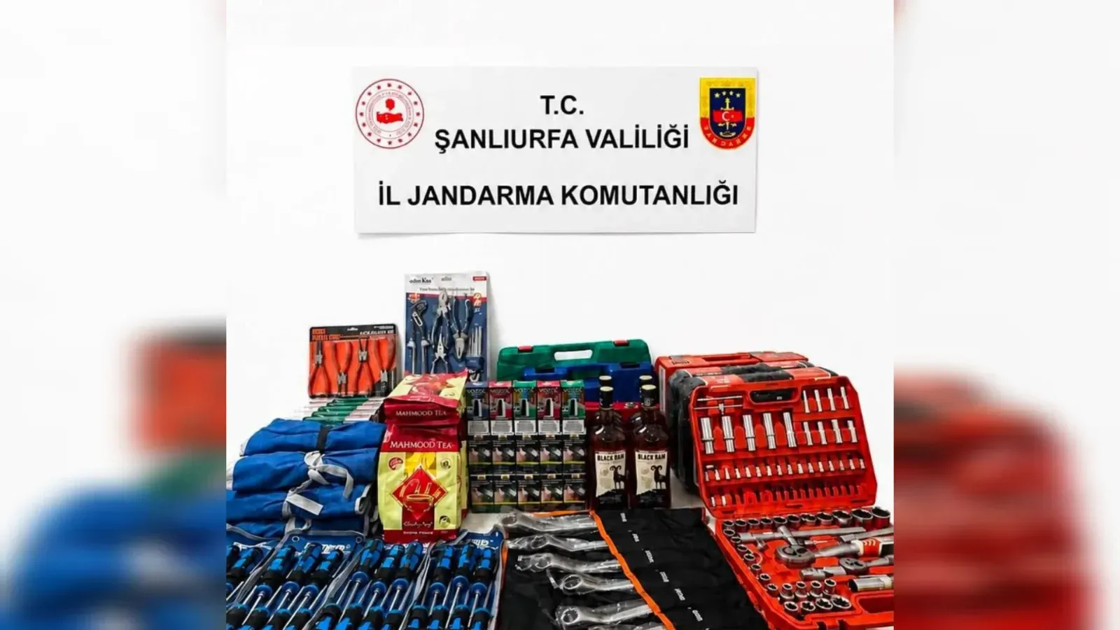 Şanlıurfa'da Jandarmadan Kaçakçılık Operasyonu: Kaçak Ürünler Ele Geçirildi