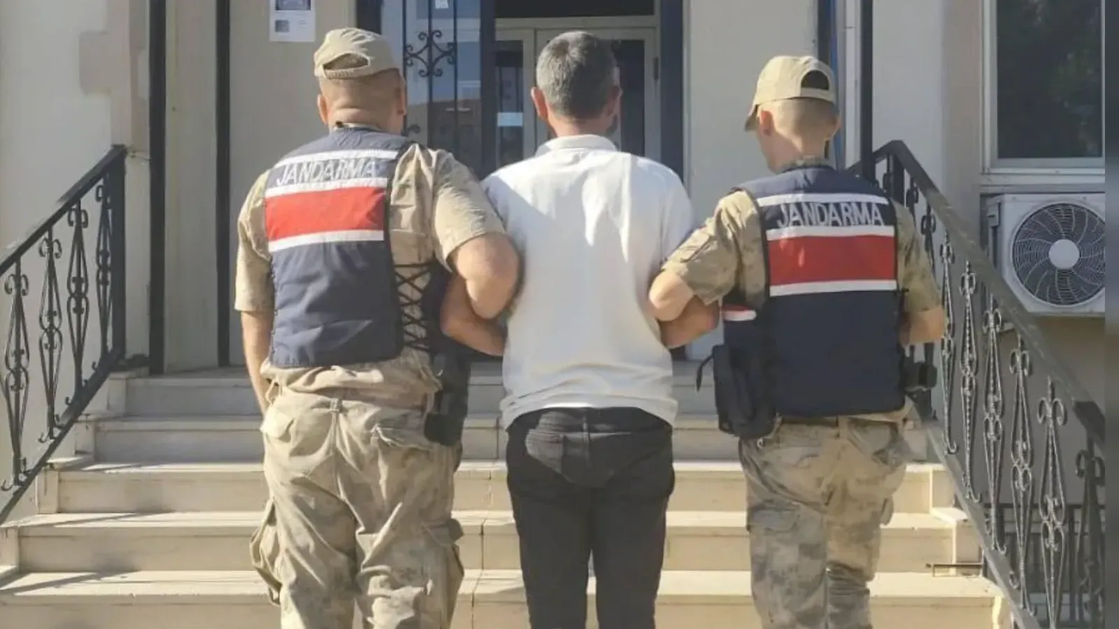 Şanlıurfa'da Hırsızlık Suçundan Aranan Hükümlü Jandarma Operasyonuyla Yakalandı