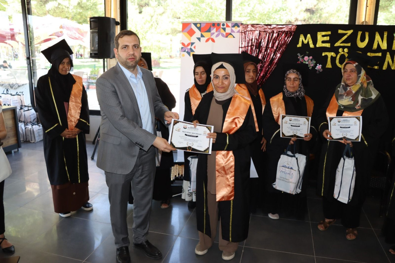 Şanlıurfa'da Okuma Yazma Kursunu Tamamlayan Kadınlar Mezuniyet Sevinci Yaşadı