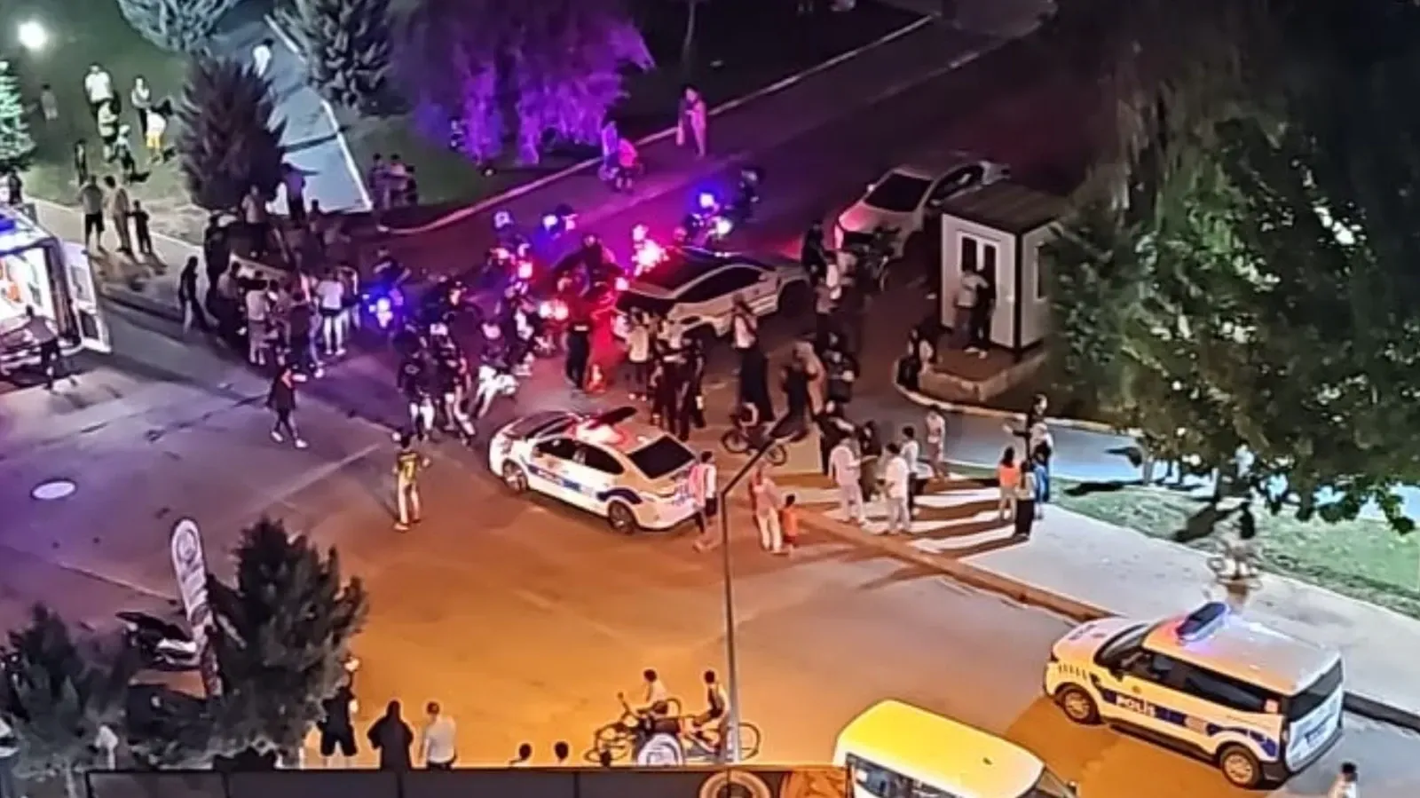 Karaköprü’de Komşular Arasında Bıçaklı Kavga: Görevde Olmayan Bekçi Sırtından Yaralandı